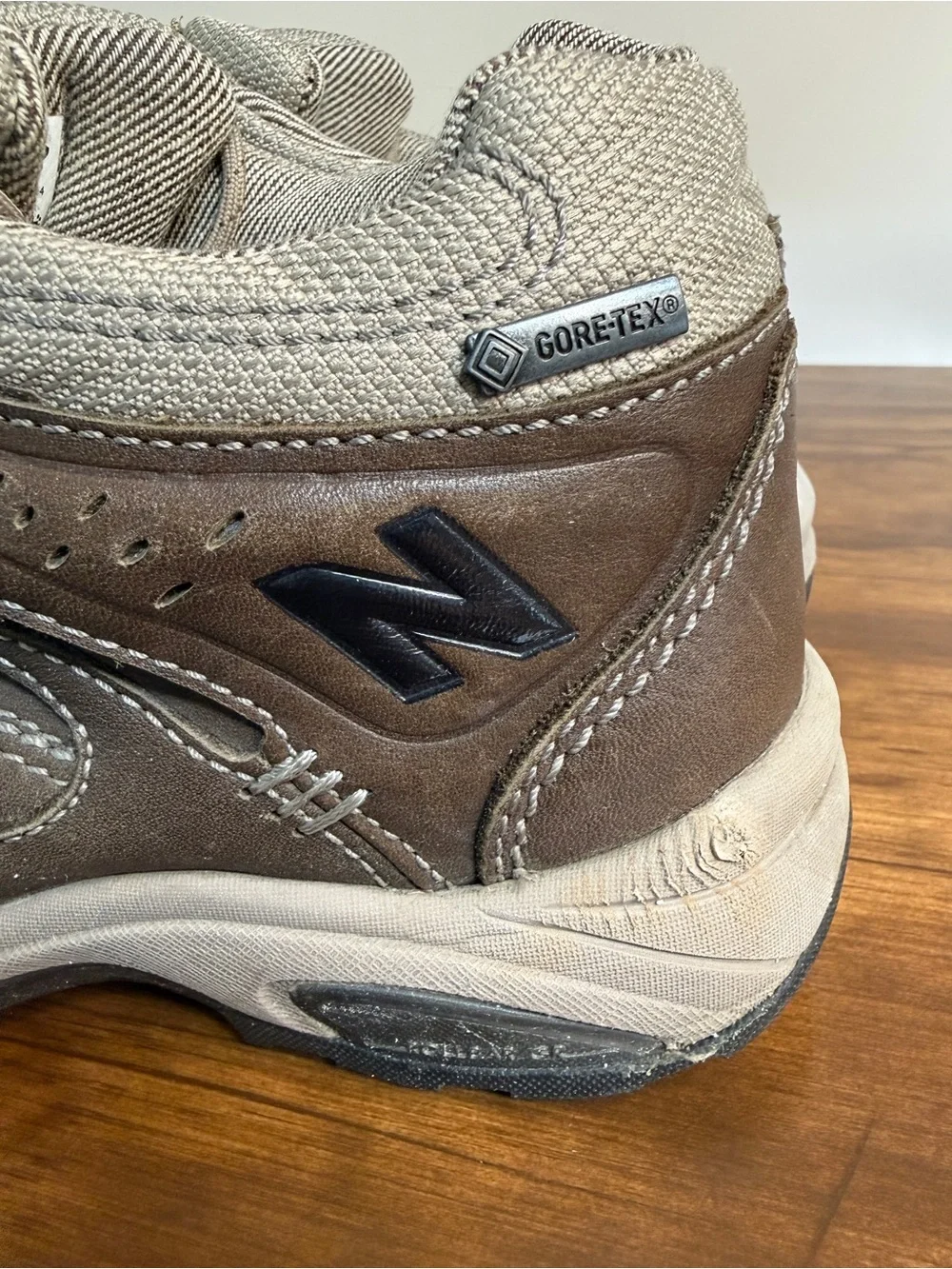 Women’s 7.5 New Balance GORETEX Hiking Shoes, Brown Waterproof